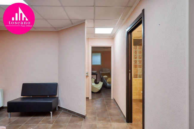 Locale commerciale in vendita a Marchirolo