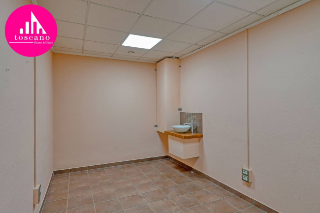 Locale commerciale in vendita a Marchirolo