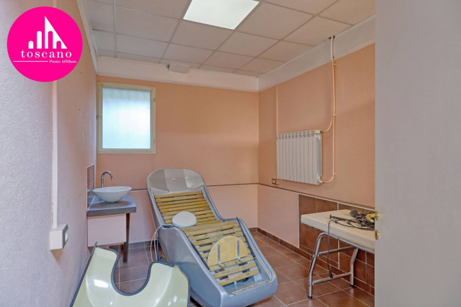 Locale commerciale in vendita a Marchirolo