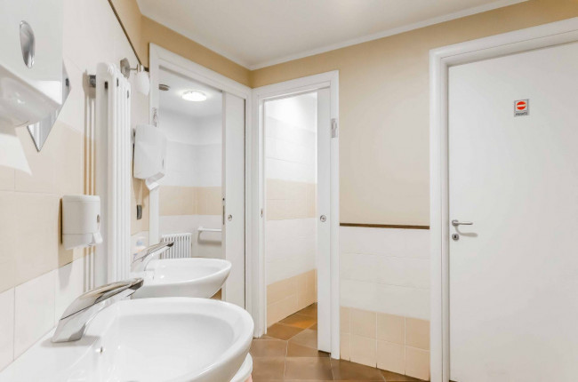 Attività commerciale in vendita a Besano