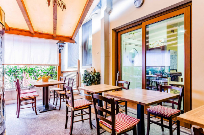 Attività commerciale in vendita a Besano