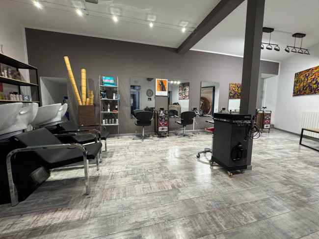 Locale commerciale in vendita a Cunardo