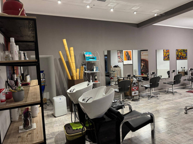 Locale commerciale in vendita a Cunardo