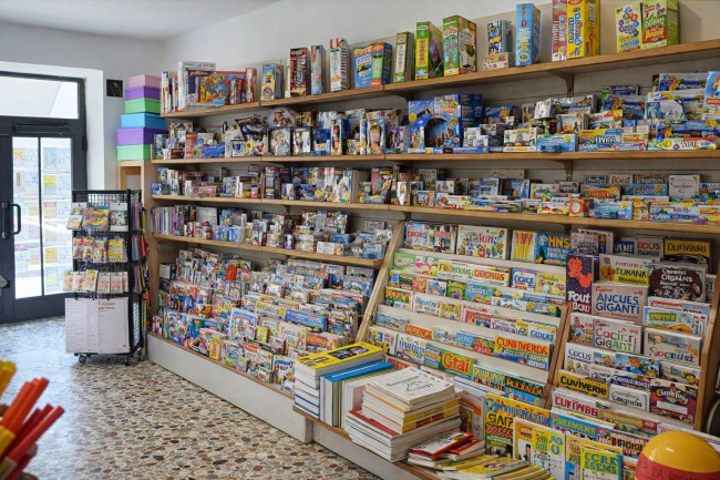 Attività commerciale in vendita a Carnago