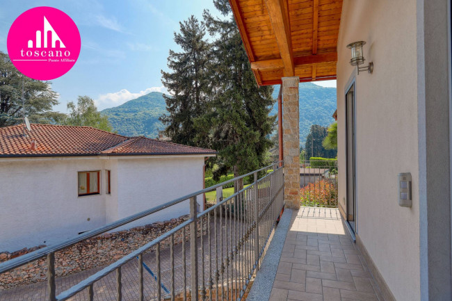 Villa Bifamigliare in vendita a Brusimpiano