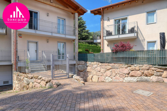 Villa Bifamigliare in vendita a Brusimpiano