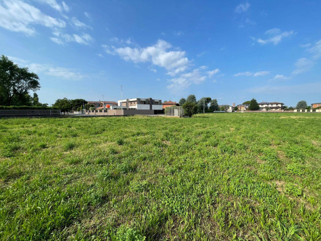 Terreno edificabile in vendita a Comun Nuovo
