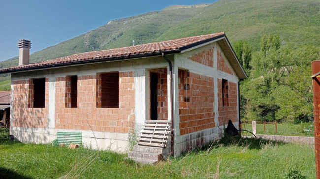 Casa singola in Vendita a Fabriano