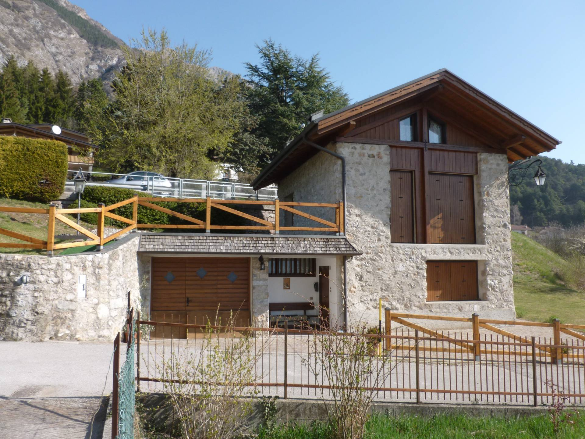 Foto villa indipendente in vendita a Tione di Trento (Trento)