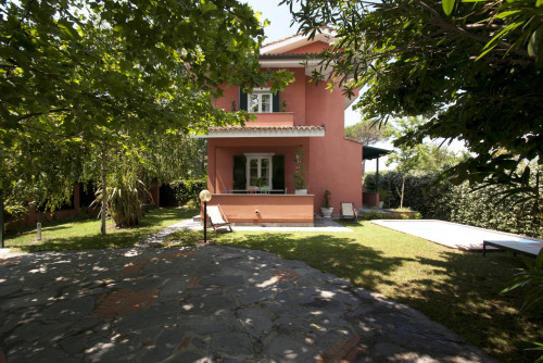 Villa in affitto a Vittoria Apuana, Forte Dei Marmi (LU)
