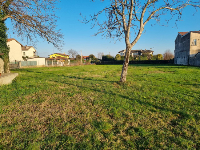 Terreno edificabile residenziale in vendita a Pozzuolo del Friuli
