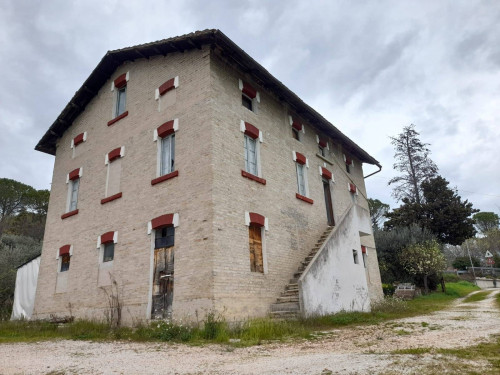 Casa colonica in Vendita a Macerata