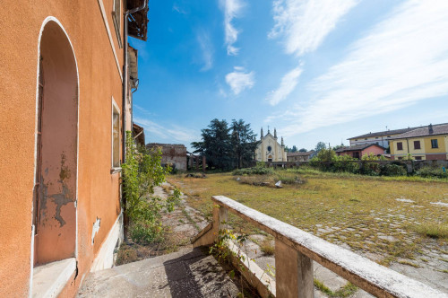 Cascina a corte con casa padronale e rustici in centro a Cremona