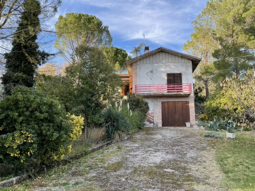 Casa singola in Vendita a Serra San Quirico
