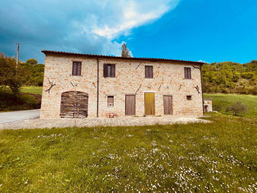 Casa singola in Vendita a Serra San Quirico