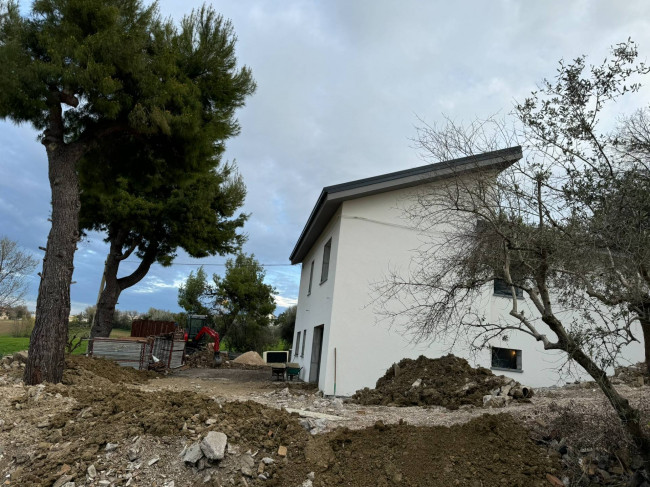 Villa in Vendita a Belvedere Ostrense