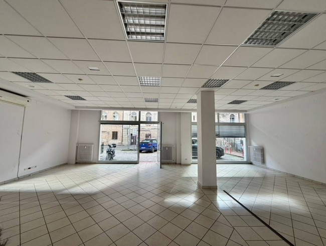 Negozio in Vendita a Jesi