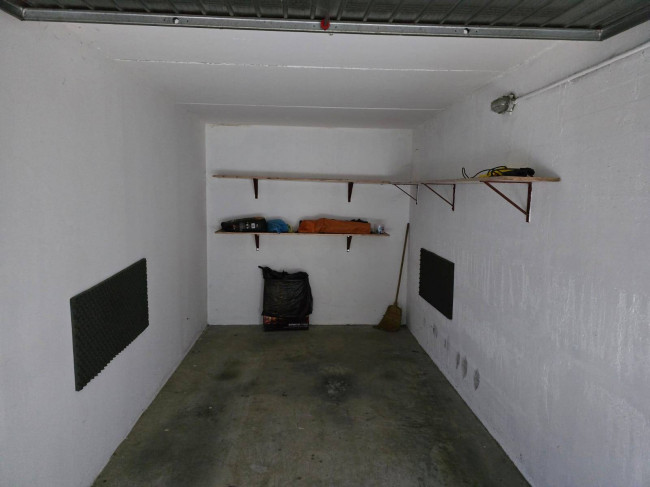 GARAGE BOX POSTO AUTO in vendita a Milano