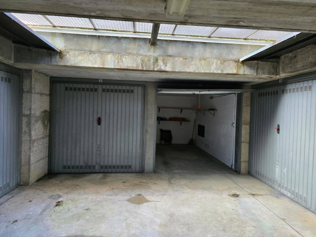 GARAGE BOX POSTO AUTO in vendita a Milano