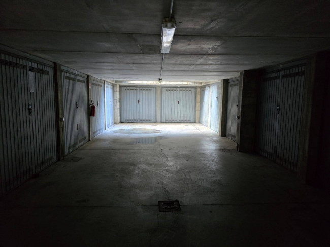 GARAGE BOX POSTO AUTO in vendita a Milano