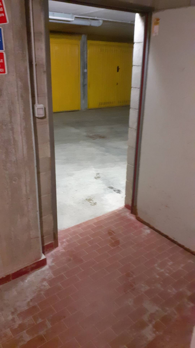 GARAGE BOX POSTO AUTO in vendita a Milano