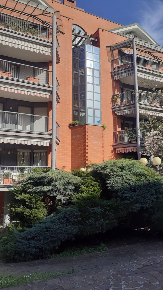 GARAGE BOX POSTO AUTO in vendita a Milano