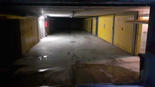 GARAGE BOX POSTO AUTO in vendita a Milano