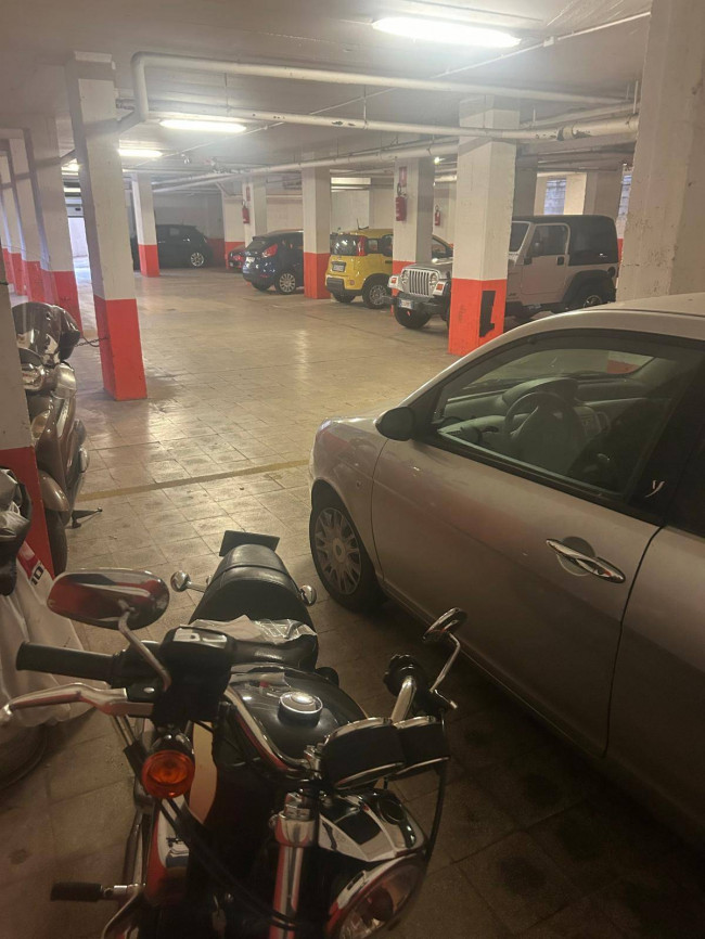 Posto auto coperto in vendita a Roma