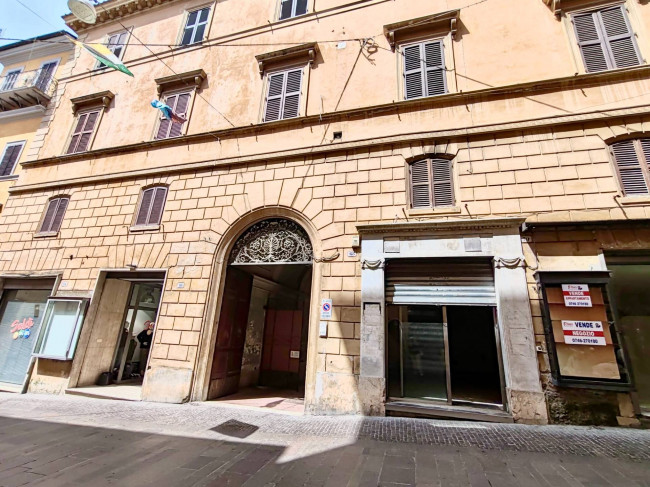 Locale commerciale in vendita a Rieti