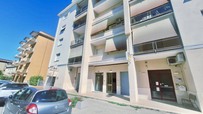 Locale commerciale in affitto a Rieti
