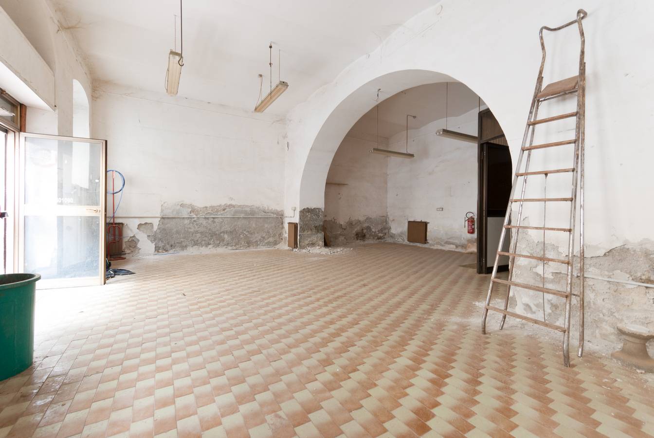 Locale con canna fumaria in vendita a Trieste