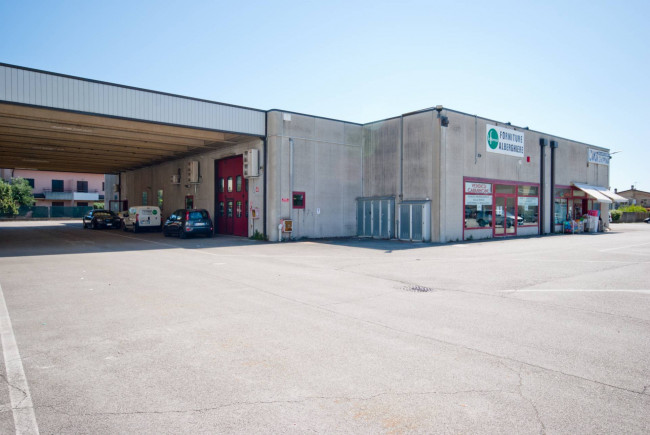 Showroom for sale in Monfalcone