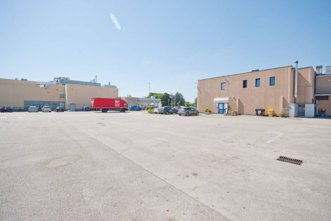 Showroom for sale in Monfalcone