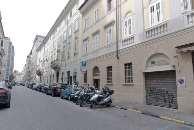 Locale con canna fumaria in vendita a Trieste