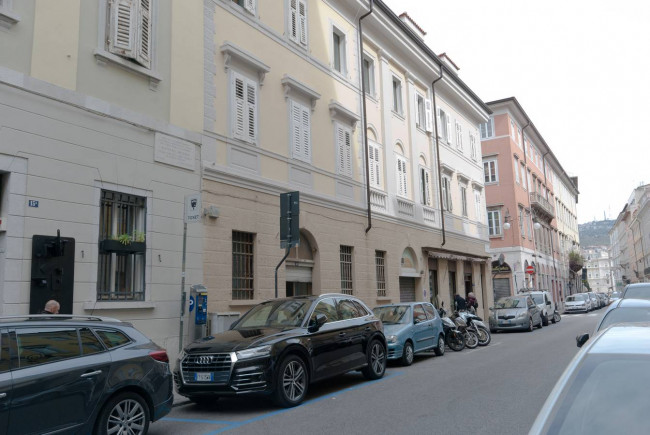 Locale con canna fumaria in vendita a Trieste