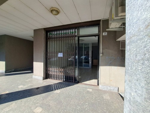 NEGOZIO C/1 a Pavia