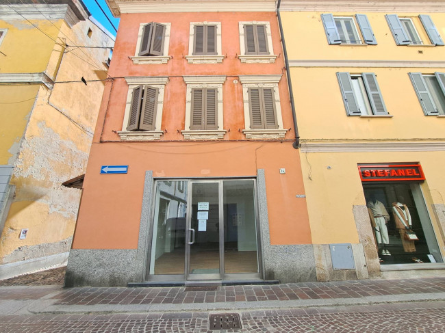 NEGOZIO C/1 a Pavia