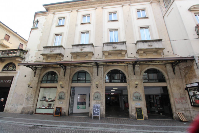 NEGOZIO C/1 a Pavia