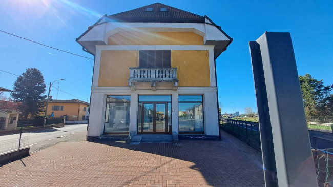 Locale commerciale a Cava Manara