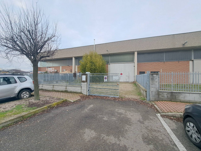 Capannone commerciale D/8 a Sant'Alessio con Vialone
