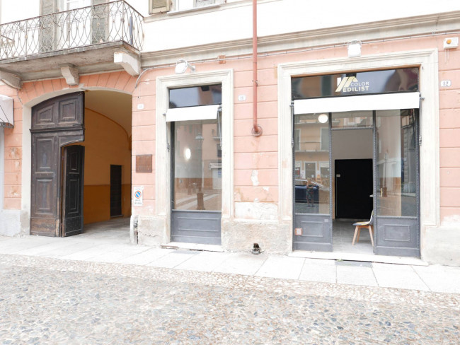 Locale commerciale in affitto a Tortona