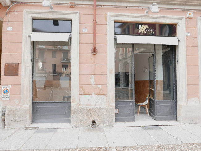 Locale commerciale in affitto a Tortona