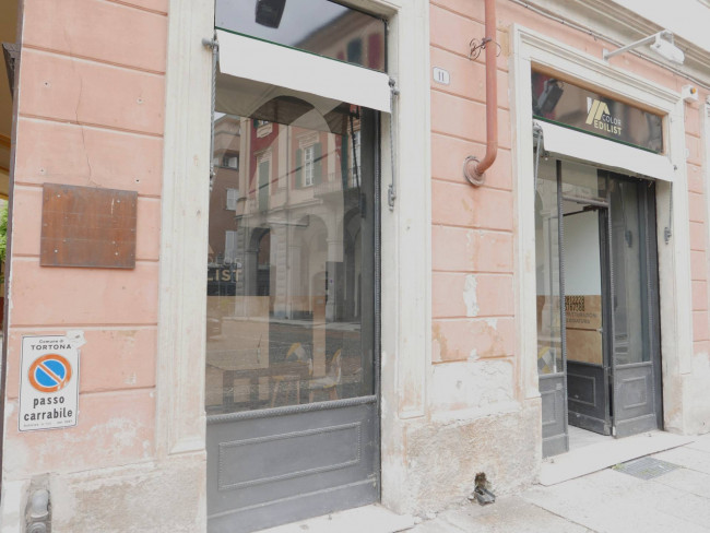 Locale commerciale in affitto a Tortona