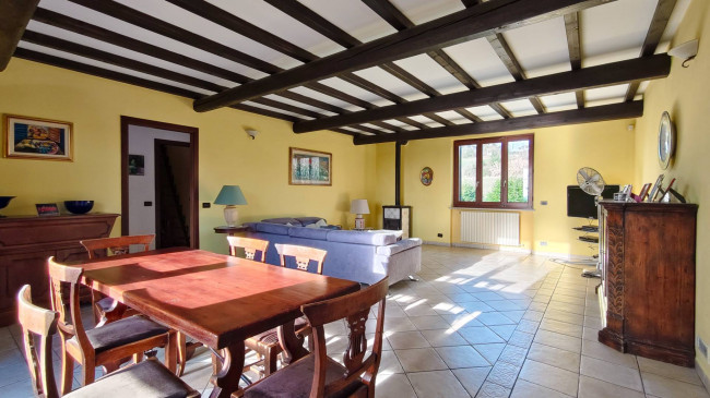 Villa in vendita a Carezzano