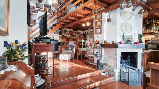 Casa semindipendente in vendita a Carezzano