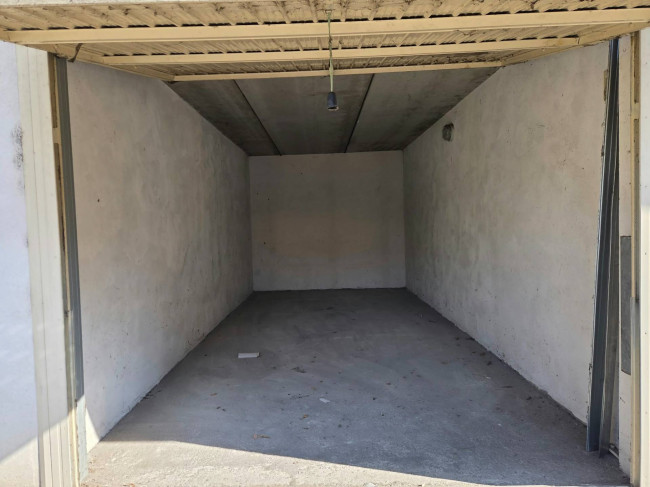 Box o garage in vendita a Tortona