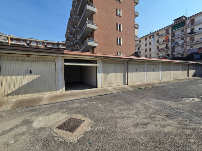 Box o garage in vendita a Tortona