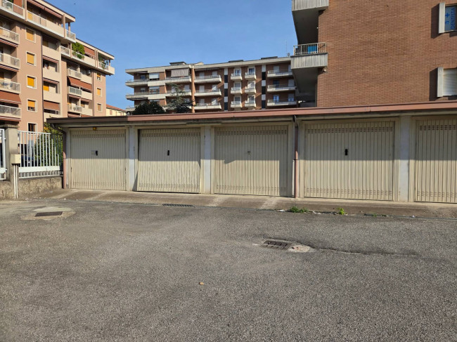Box o garage in vendita a Tortona