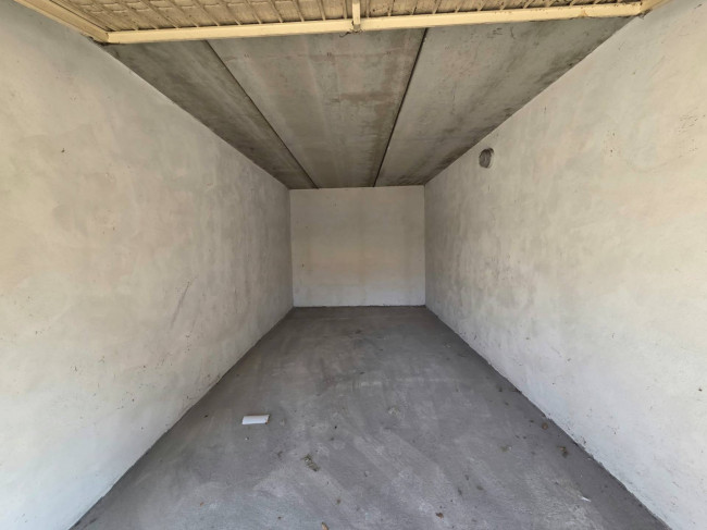 Box o garage in vendita a Tortona