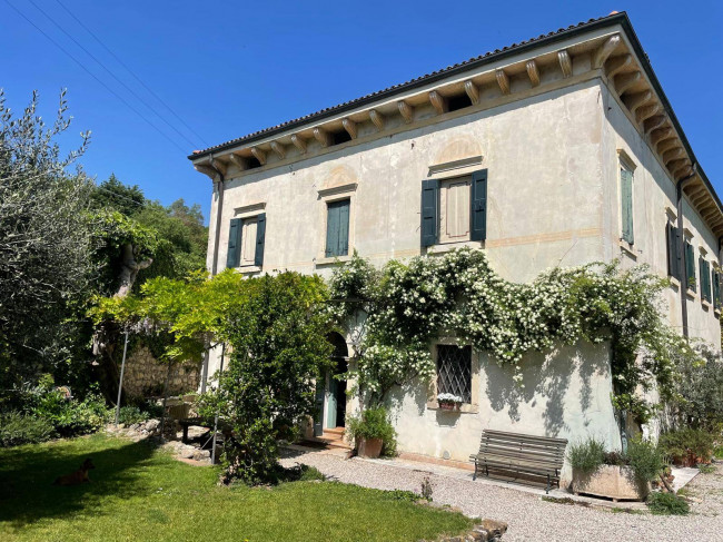 Villa a Mezzane di Sotto